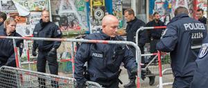 Polizisten mussten Eigentum sichern, von dem nicht klar ist, wem es gehört.