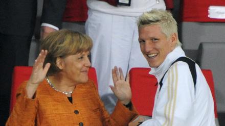 Immer noch nah. Bei der EM 2008 begann die zarte Romanze zwischen Merkel und Schweinsteiger.