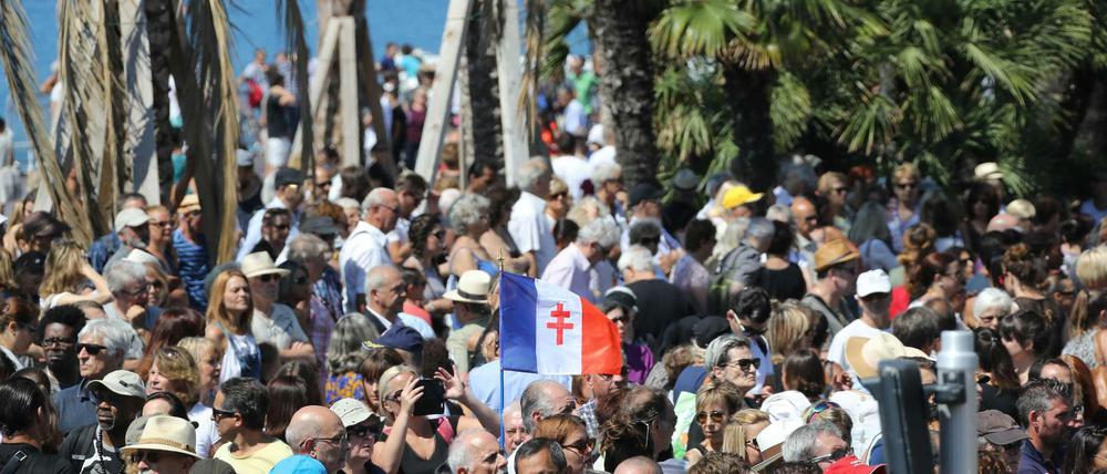 Die Menschen in Nizza legten eine Schweigeminute für die Ofer ein.
