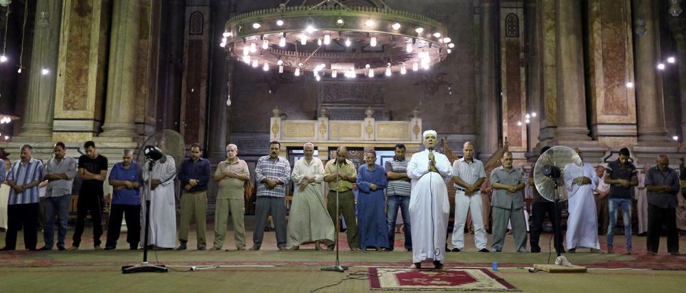 Muslime beim Abendgebet in der Al Sultan Hassan Moschee in Kairo.