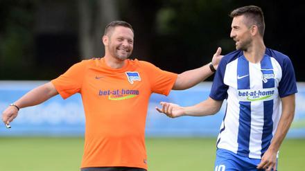 Pal Dardai (links, mit Vedad Ibisevic) ist gutgelaunt, auch wenn die Leistungen seines Teams ihn noch nicht mitgerissen haben.