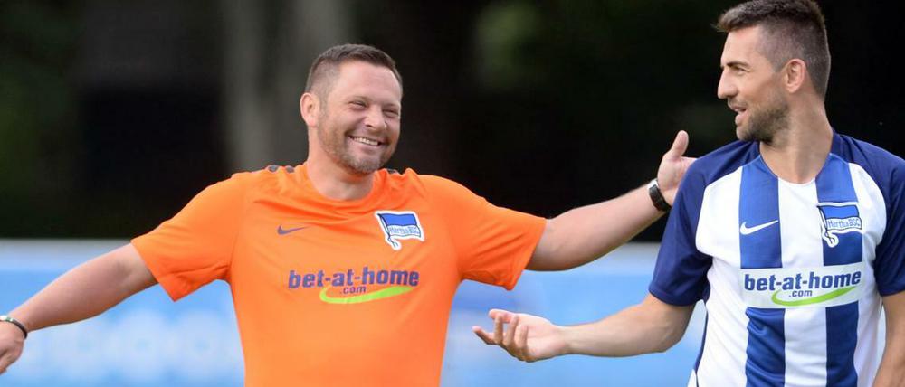 Pal Dardai (links, mit Vedad Ibisevic) ist gutgelaunt, auch wenn die Leistungen seines Teams ihn noch nicht mitgerissen haben.