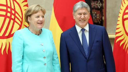 Angela Merkel mit dem kirgisischen Präsidenten Almazbek Atambayev. 