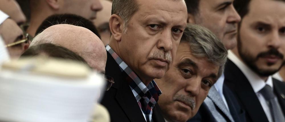Präsident Recep Tayyip Erdogan (l.) und sein Amtsvorgänger Abdullah Gul (r.) besuchten gemeinsam eine Trauerfeier für Opfer des versuchten Umsturzes.