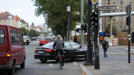 Der Radweg hinter den Autos an der Ost-West-Achse: Dauerärger für Radler, Autofahrer, Fußgänger.