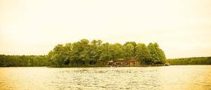 Die Unterseeinsel mit dem umgebauten Gasthof liegt mitten im See. Der malerische Ort liegt in der Nähe von Kyritz.