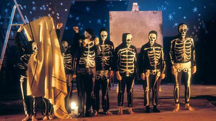 Parade der Untoten. Szene aus „From the Dark“.