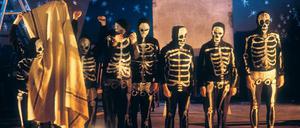Parade der Untoten. Szene aus „From the Dark“.