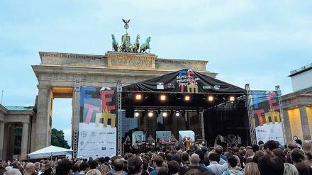 Ein Fest, trotz alledem. Vor einer Schweigeminute für die Opfer des Attentats von Nizza spricht der französische Botschafter Philippe Etienne zum Publikum auf dem Pariser Platz. Vor dem Brandenburger Tor hat es sich zu einem Konzert der französischen Synthiepop-Band Air zusammengefunden. 