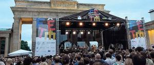 Ein Fest, trotz alledem. Vor einer Schweigeminute für die Opfer des Attentats von Nizza spricht der französische Botschafter Philippe Etienne zum Publikum auf dem Pariser Platz. Vor dem Brandenburger Tor hat es sich zu einem Konzert der französischen Synthiepop-Band Air zusammengefunden. 