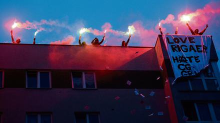Zu bunt für die einen. Wer in der Rigaer Straße wohnt, muss mit Szenen wie dieser aus dem Juli 2016 leben.