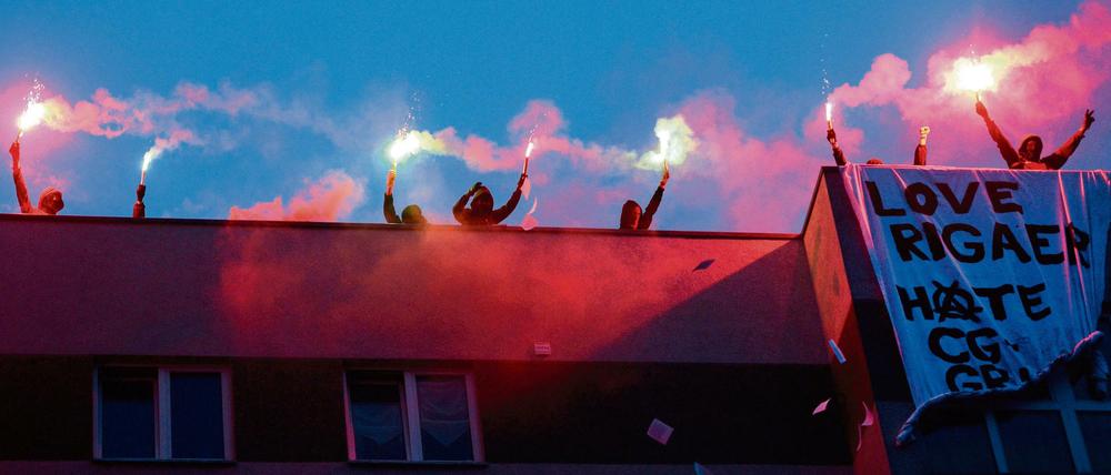 Zu bunt für die einen. Wer in der Rigaer Straße wohnt, muss mit Szenen wie dieser aus dem Juli 2016 leben.