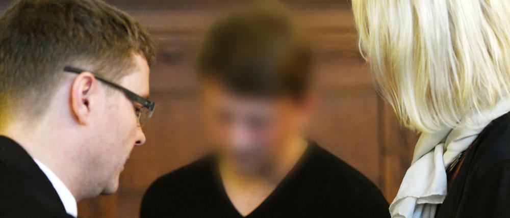 Vor Prozessbeginn berät sich Denny H. mit seinen Anwälten. Gleich wird er erklären, warum er unbedingt Arzt werden wollte. 