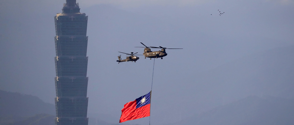 Hubschrauber üben in Taipeh für den Nationalfeiertag