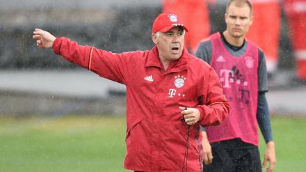 Verregneter Start. Trainer Carlo Ancelotti (l.) und Holger Badstuber in Aktion an der Säbener Straße.
