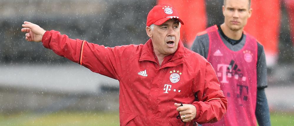 Verregneter Start. Trainer Carlo Ancelotti (l.) und Holger Badstuber in Aktion an der Säbener Straße.