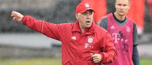 Verregneter Start. Trainer Carlo Ancelotti (l.) und Holger Badstuber in Aktion an der Säbener Straße.