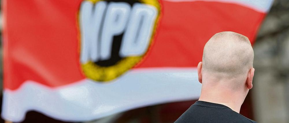 Trauriger Anblick: Glatze vor Flagge