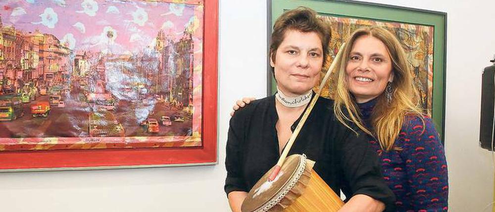 Schwesterlich. Una und Sarah Wiener (re.) vor dem Gemälde ihres Bruders Adam. 