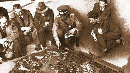 „Metapher für die Mechanismen dieser Diktatur“. Die Nationalsozialisten ließen Wolfgang Fürstner (in Uniform) fallen, als seine jüdischen Wurzeln bekannt wurden.