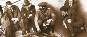 „Metapher für die Mechanismen dieser Diktatur“. Die Nationalsozialisten ließen Wolfgang Fürstner (in Uniform) fallen, als seine jüdischen Wurzeln bekannt wurden.