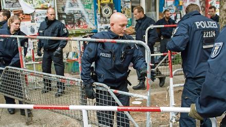 Bau auf, bau ab. In der Rigaer Straße ist die Polizei immer wieder im Einsatz.
