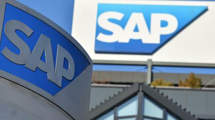 Logos des Softwarekonzerns SAP in Walldorf (Baden-Württemberg) am Hauptsitz des Unternehmens.