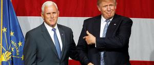 Wird er sein VP? Donald Trump (rechts) mit Indianas Gouverneur Mike Pence beim gemeinsamen Walkampfauftritt in Westfield, Indiana, am 12. Juli. 