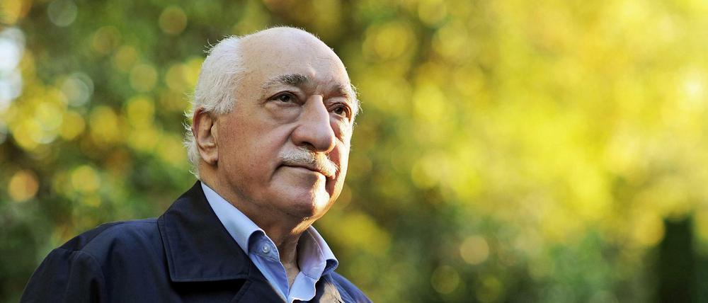 Fethullah Gülen war ein Verbündeter des türkischen Präsidenten Recep Tayyip Erdogan. Doch vor drei Jahren trennten sich ihre Wege. Seither bekämpft Erdogan Anhänger Gülens mit allen Mitteln.