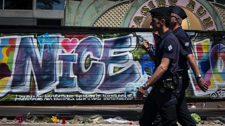 Nach dem Anschlag: Polizisten auf der Promenade des Anglais in Nizza.