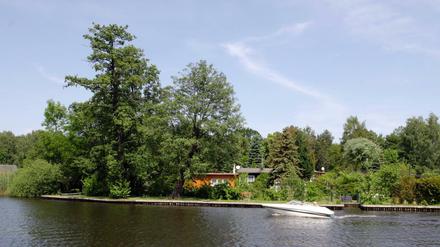 Blick auf eine Gaststätte an der Müggelspree in Berlin-Kpenick. 