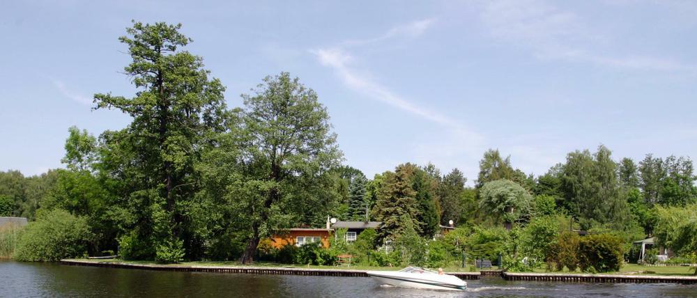 Blick auf eine Gaststätte an der Müggelspree in Berlin-Kpenick.