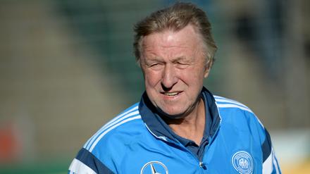 Augen zu und durch. U-21-Nationaltrainer Horst Hrubesch. 