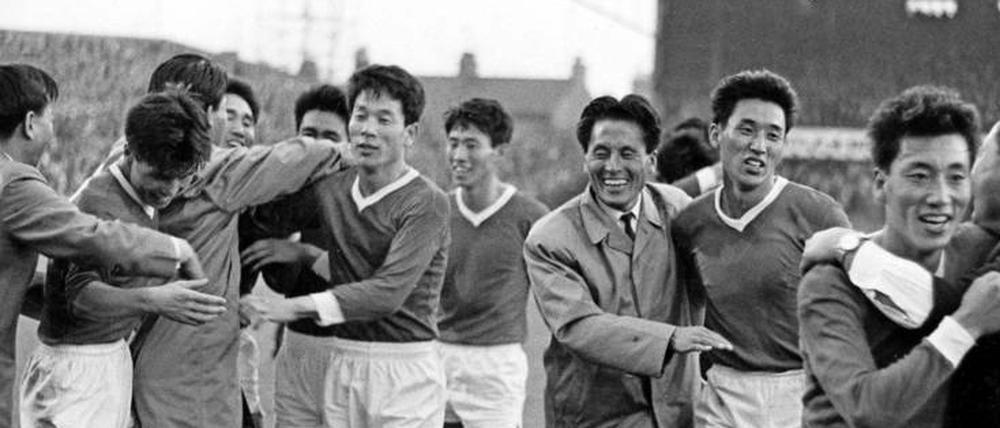Italiens Schreckgespenst. Pak Doo-Ik, Siegtorschütze, feiert die Sensation mit dem Team.