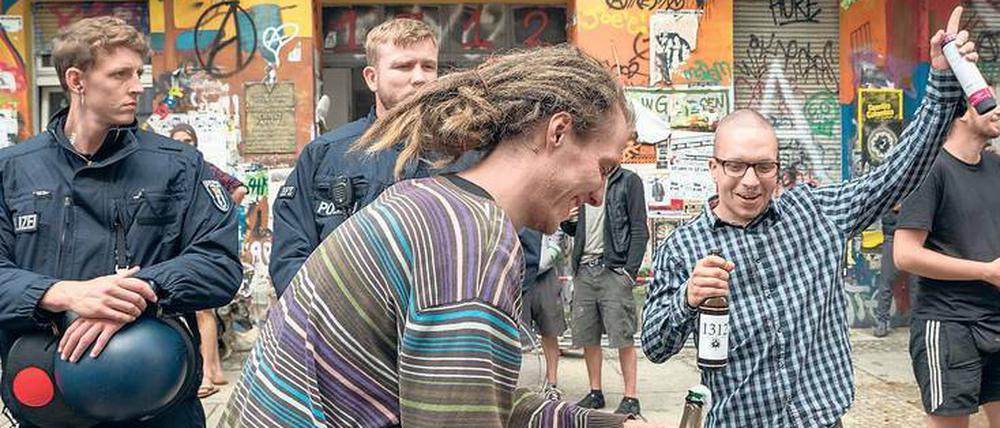 Voller Einsatz. Polizisten und Autonomen-Sympathisanten am Mittwoch nach der Gerichtsentscheidung. 