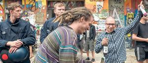 Voller Einsatz. Polizisten und Autonomen-Sympathisanten am Mittwoch nach der Gerichtsentscheidung. 