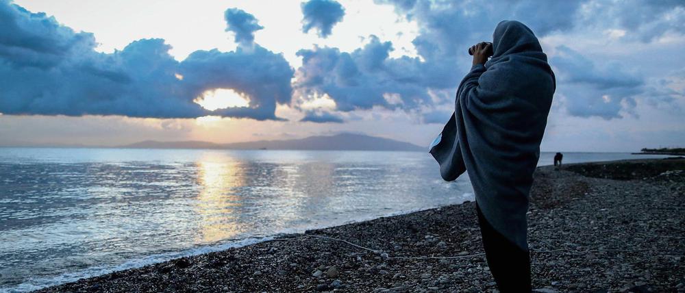 Im Meer vor Lesbos sind zwei Kinder und zwei Erwachsene beim Kentern eines Bootes ums Leben gekommen. 