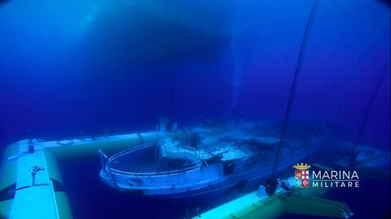 Die italienische Marine bei der Bergung des gesunkenen Flüchtlingsbootes.