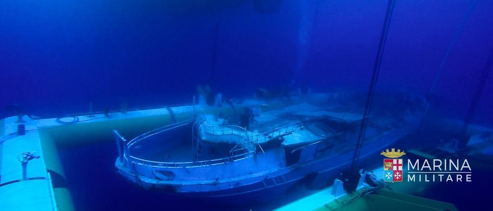 Die italienische Marine bei der Bergung des gesunkenen Flüchtlingsbootes.