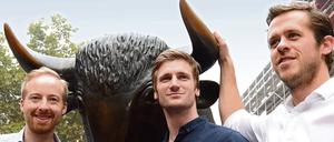 Die Vorstandsvorsitzenden der Zalando SE, Rubin Ritter (l-r), David Schneider und Robert Gentz, stehen am Rande des Börsengangs des Online-Händlers in Frankfurt am Main am Bullen, dem Symbol für den Börsenaufschwung. 