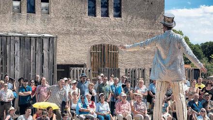 Ein Hauch von Bayreuth: Tickets sind Mangelware in Klein Leppin. Bei der Generalprobe der Barockopern-Collage "Don Quichotte chez la Duchesse" 