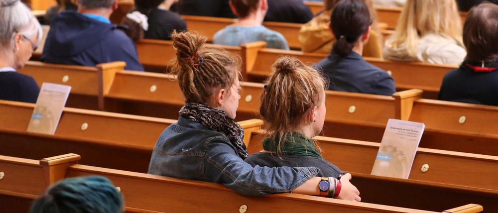 Besucher sitzen im Dom in Berlin bei einem ökumenischem Trauergottesdienst für die Opfer des Anschlags von Nizza.