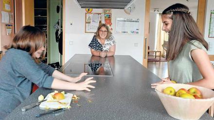Kein Mutterersatz. Christine Müller ist als Erzieherin für sechs Kinder und Jugendliche rund um die Uhr im Einsatz. Mama lässt sie sich aber nicht nennen. 