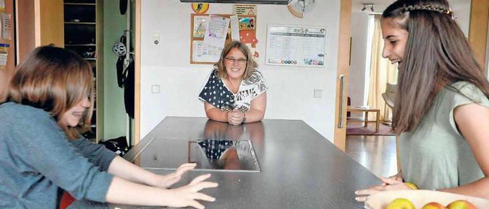 Kein Mutterersatz. Christine Müller ist als Erzieherin für sechs Kinder und Jugendliche rund um die Uhr im Einsatz. Mama lässt sie sich aber nicht nennen.