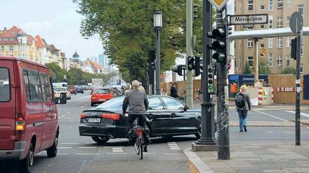 Rücksichtslos. Viele Autofahrer achten beim Abbiegen nicht auf Fahrradfahrer. Diese können häufig nur durch eine Vollbremsung einen Unfall verhindern. Diese Kreuzung hier Kaiserdamm/Messedamm gilt seit Jahren als eine besonders gefährliche. 