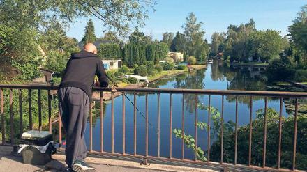 Eine der 13 Brücken in Neu-Venedig ist die Rialtobrücke.  Das Siedlungsgebiet für Berliner Wassersportler entstand durch die Entwässerung der Spreewiesen durch Kanäle. Heute ist es ein sehr gefragter Wohnort. 
