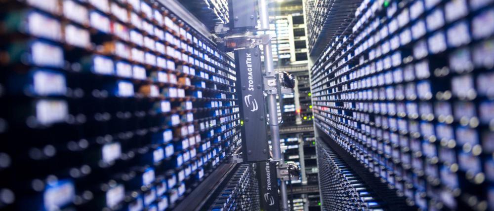 Her mit den Daten. Bei der Vorratsdatenspeicherung werden die Telekommunikationsfirmen gesetzlich verpflichtet, Daten für die Strafverfolgung oder zur Gefahrenabwehr vorzuhalten.