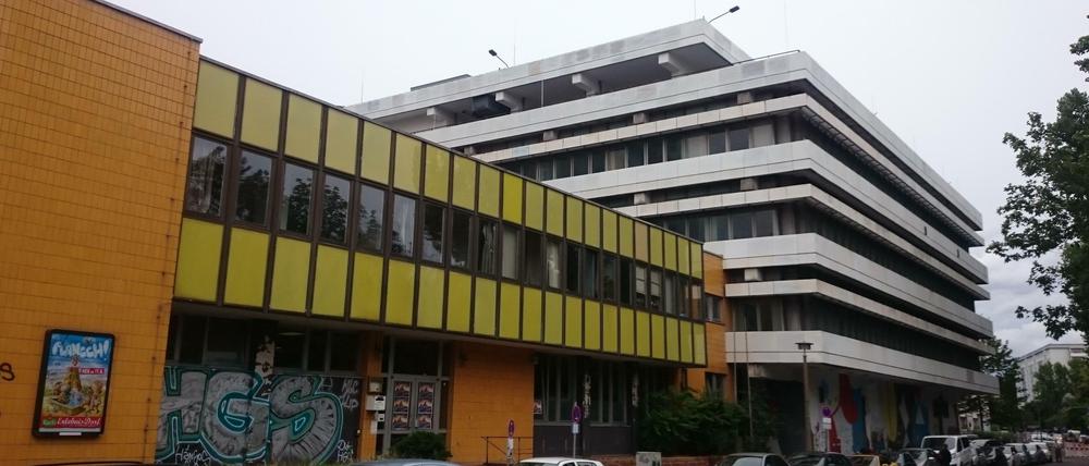 Von außen sieht man kaum, dass in diesem Gebäude in der Palisadenstraße 89 fast 50 Künstler Ateliers betreiben.