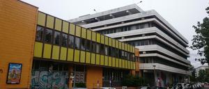 Von außen sieht man kaum, dass in diesem Gebäude in der Palisadenstraße 89 fast 50 Künstler Ateliers betreiben. 