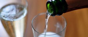 Rein ins Glas: Cava.